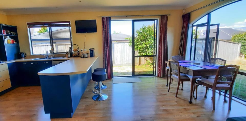 Quiet homestay, private room with own bathroom Vacation rental in Wellington Region