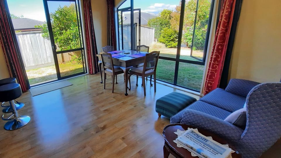 Quiet homestay, private room with own bathroom Vacation rental in Wellington Region