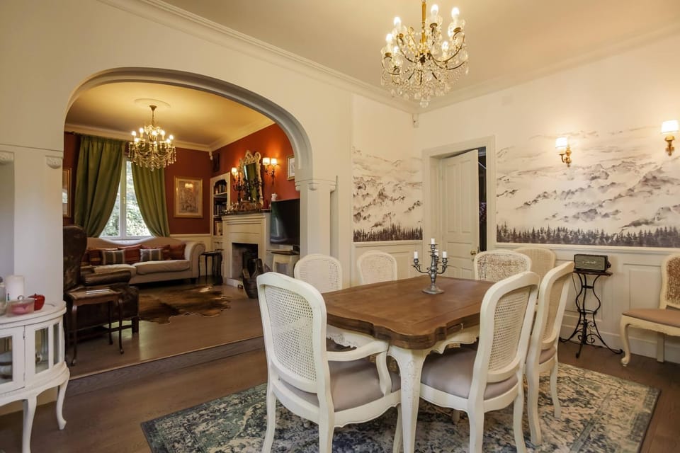 Kitchen or kitchenette, Living room, Decorative detail, Seating area, Dining area, Family