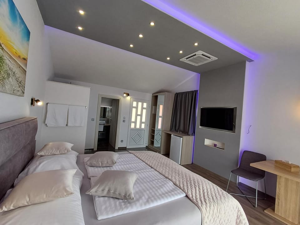 Bed, TV and multimedia, Seating area, Bedroom
