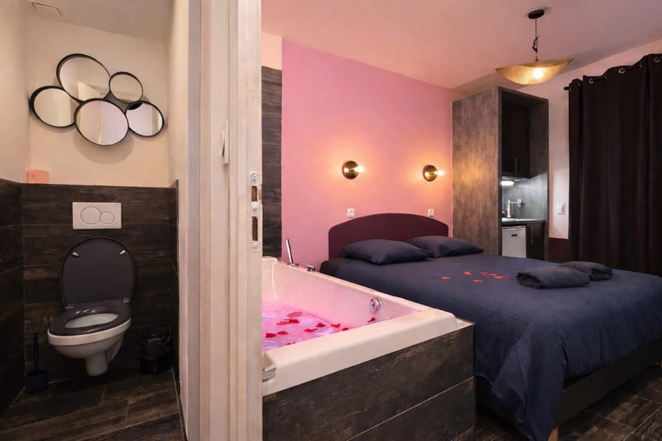 LOVE ROOM - SPECIAL AMOUREUX - HYPER CENTRE - Lorient Apartment in Lorient