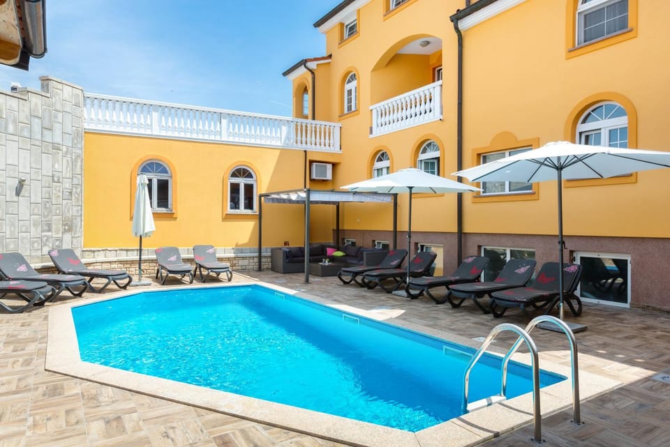 Property building, Swimming pool, Swimming pool