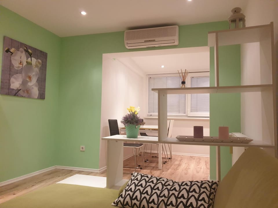 Living room, Seating area, Dining area, air conditioner