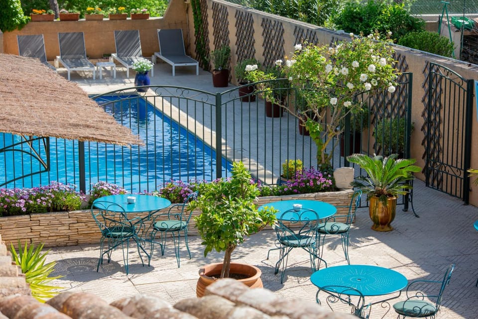 Patio, Pool view, Swimming pool, sunbed