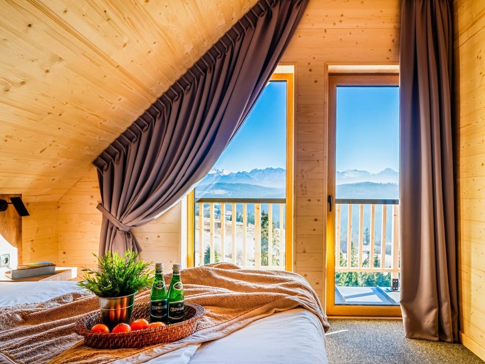 Bed, View (from property/room), Decorative detail, Bedroom, Area and facilities