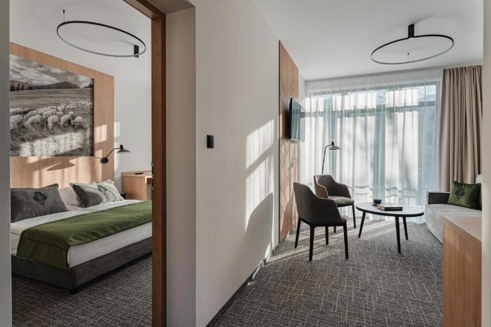 Bed, Photo of the whole room, Seating area