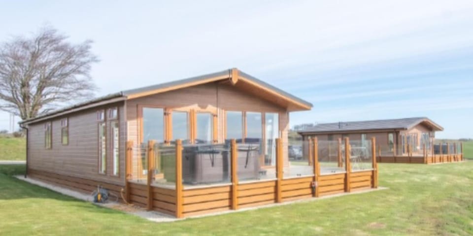2 Bedroom Sleeps 4 Lodge-Smart Tv-Hot tub-Dogs Ok House in Scotland