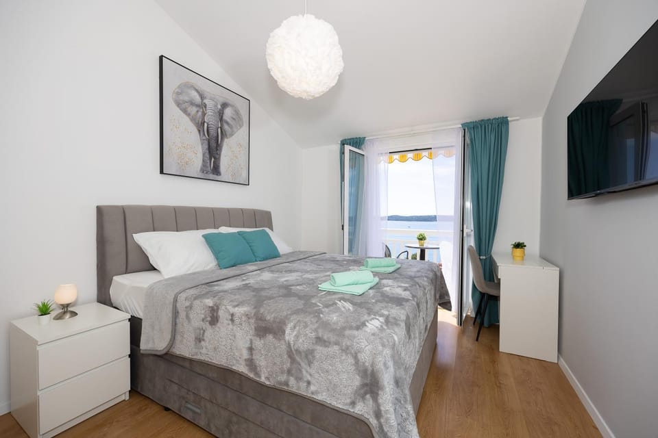 Bed, Bedroom, towels