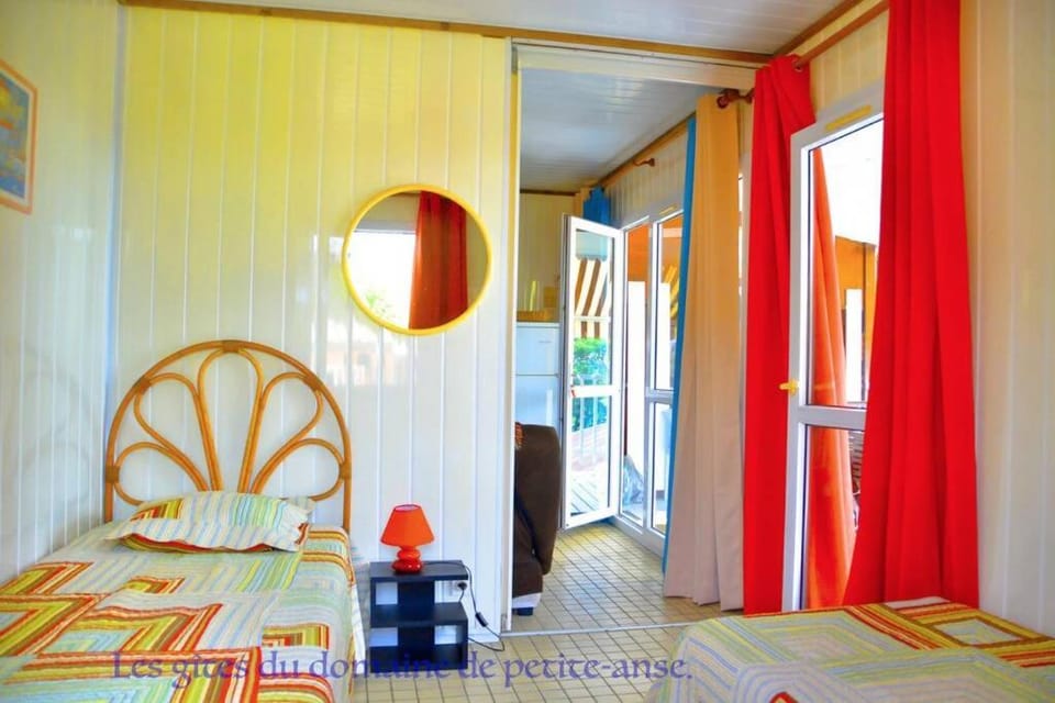 Charmant bungalow F3 sur la plage de petite anse, Bouillante House in Bouillante