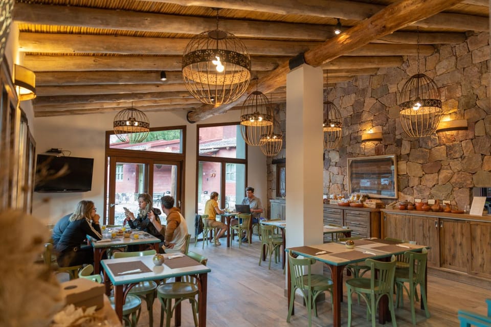 People, Lounge or bar, Entertainment, Breakfast, locker