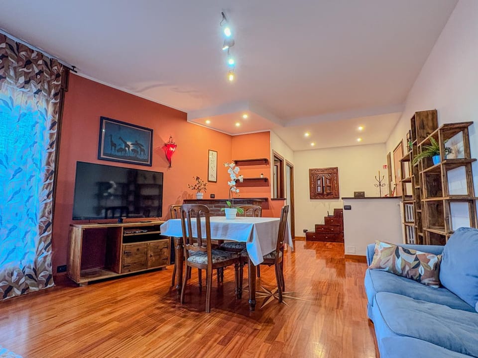 TV and multimedia, Living room, Seating area, Dining area