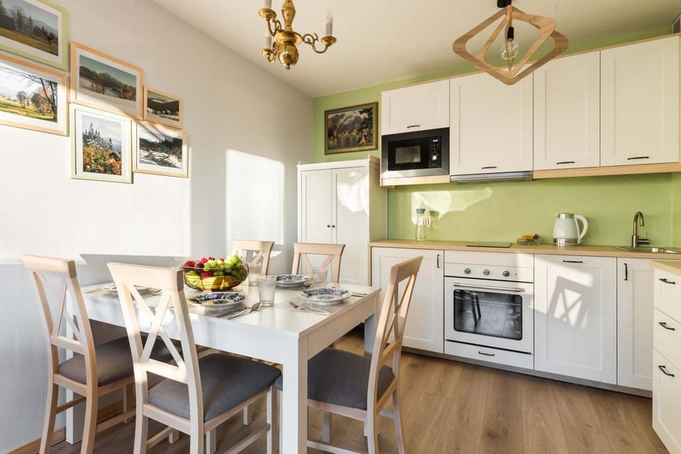 Kitchen or kitchenette, Dining area, oven, stove