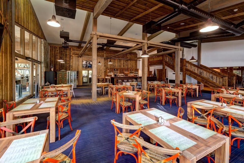 Restaurant/places to eat, Restaurant/places to eat, Banquet/Function facilities