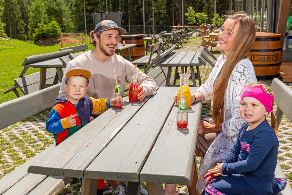 Restaurant/places to eat, Off site, Natural landscape, Drinks, Family