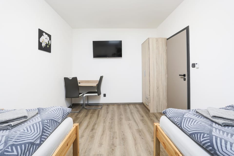 Bed, TV and multimedia, Photo of the whole room, Bedroom, hair dresser