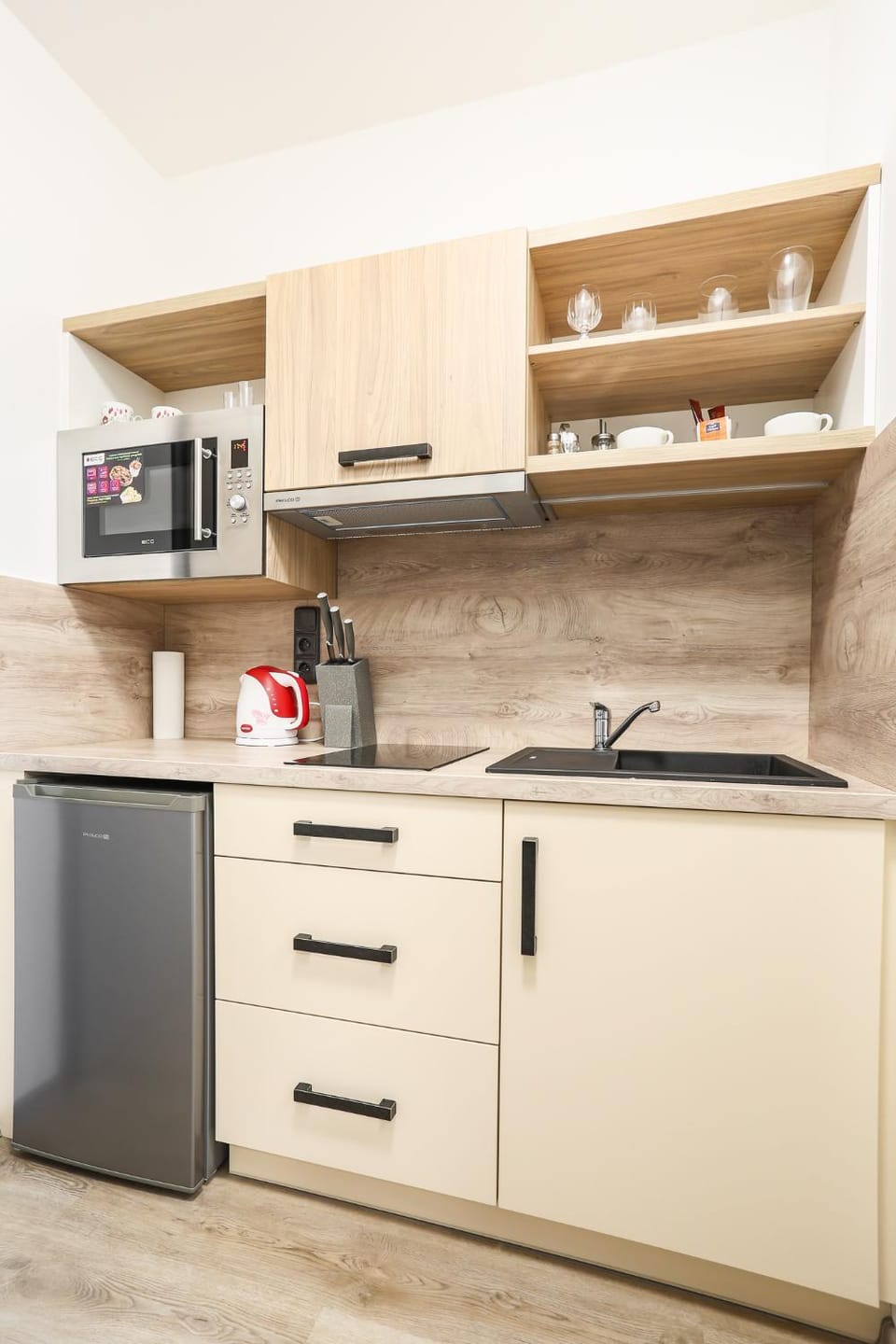 Coffee/tea facilities, Kitchen or kitchenette, minibar, stove