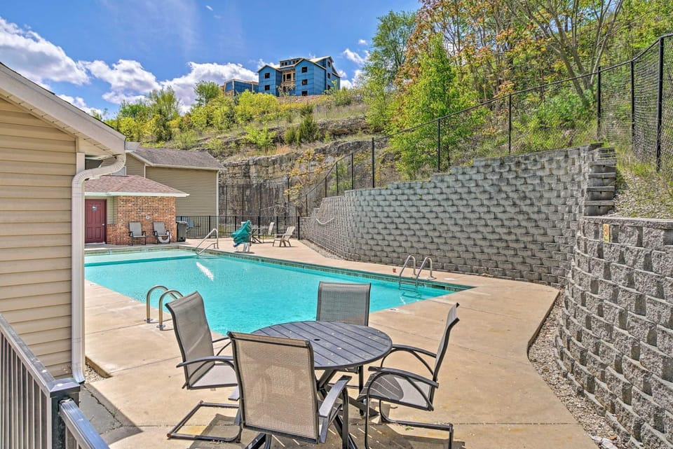 Modern Condo with Deck about 7 Mi To Branson Landing! Apartment in Branson