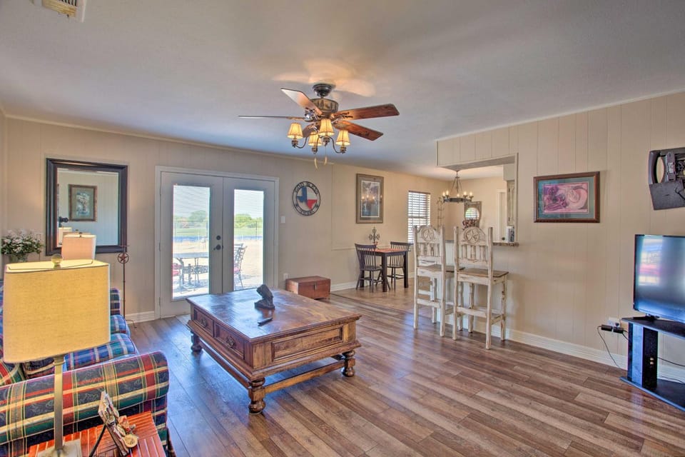 Home in Historic Waxahachie with Yard and Patio! House in Waxahachie