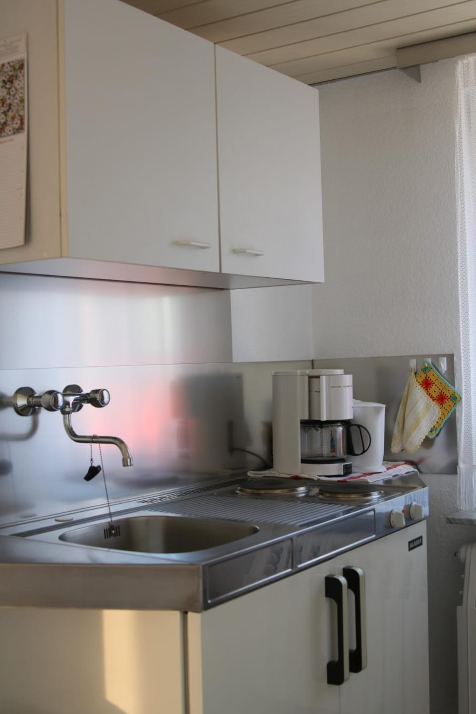 Coffee/tea facilities, Kitchen or kitchenette, stove