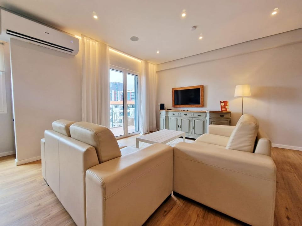 Communal lounge/ TV room, TV and multimedia, Living room, air conditioner