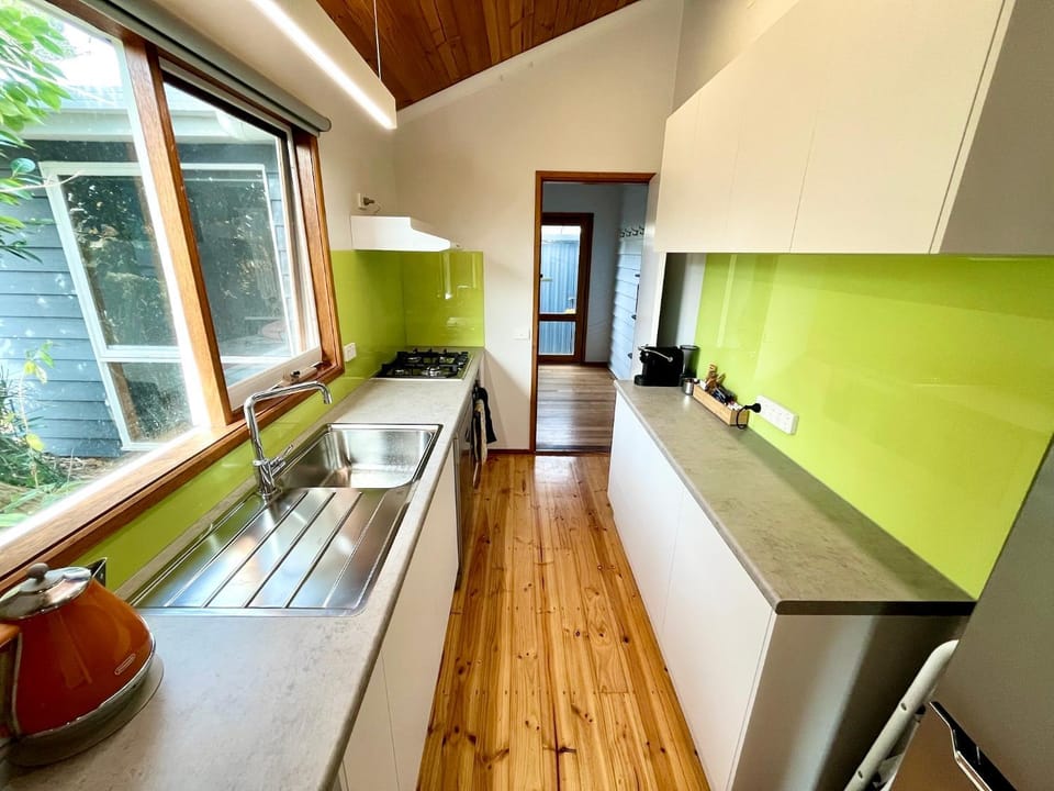 Coffee/tea facilities, oven, stove, toaster, kitchen