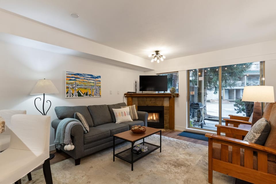 Communal lounge/ TV room, TV and multimedia, Living room, fireplace