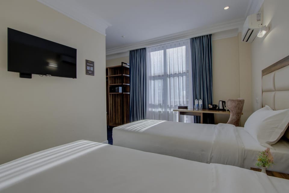 Communal lounge/ TV room, Bed, TV and multimedia, Photo of the whole room, Bedroom, hair dresser, air conditioner