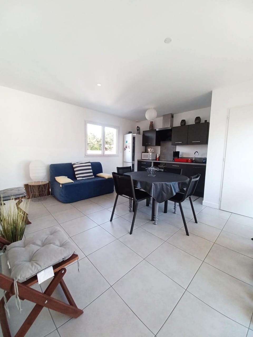 Kitchen or kitchenette, Living room, Seating area, Dining area