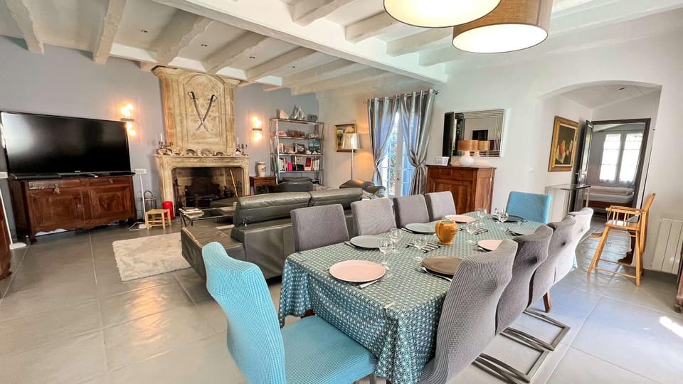 Communal lounge/ TV room, TV and multimedia, Living room, Seating area, Dining area