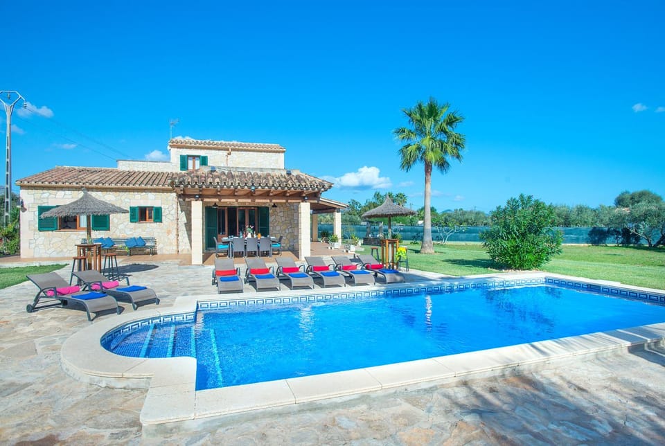 Property building, Swimming pool, sunbed