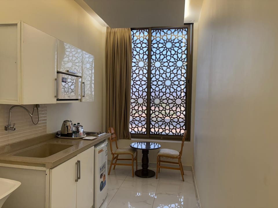 Kitchen or kitchenette, Dining area, dishwasher, minibar, stove