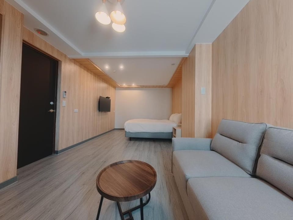 Bed, TV and multimedia, Seating area, Bedroom