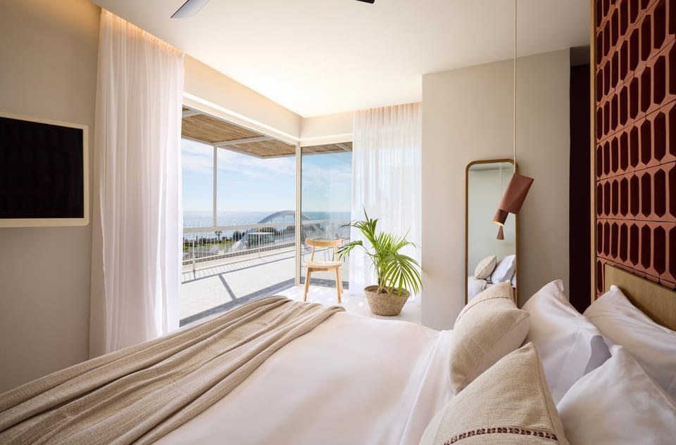 Bed, Natural landscape, TV and multimedia, Bedroom, Sea view