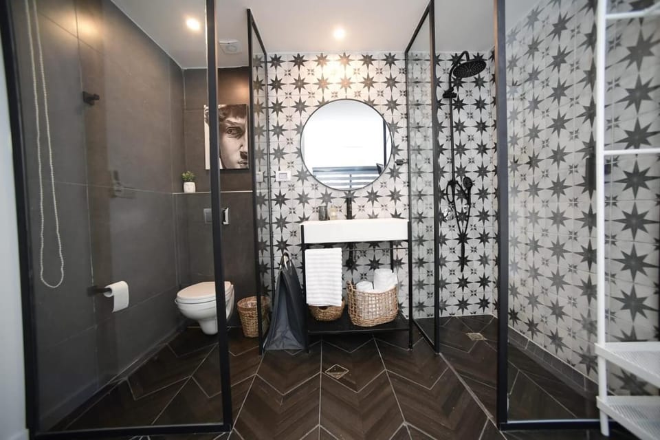 Shower, Toilet, Bathroom, towels