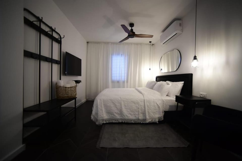 Bed, TV and multimedia, Bedroom