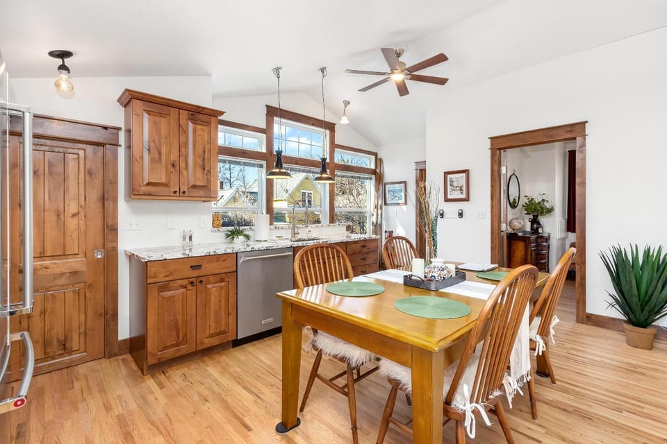 The Beautiful Bears Den! Walk to Old Town and CSU! Apartment in Fort Collins