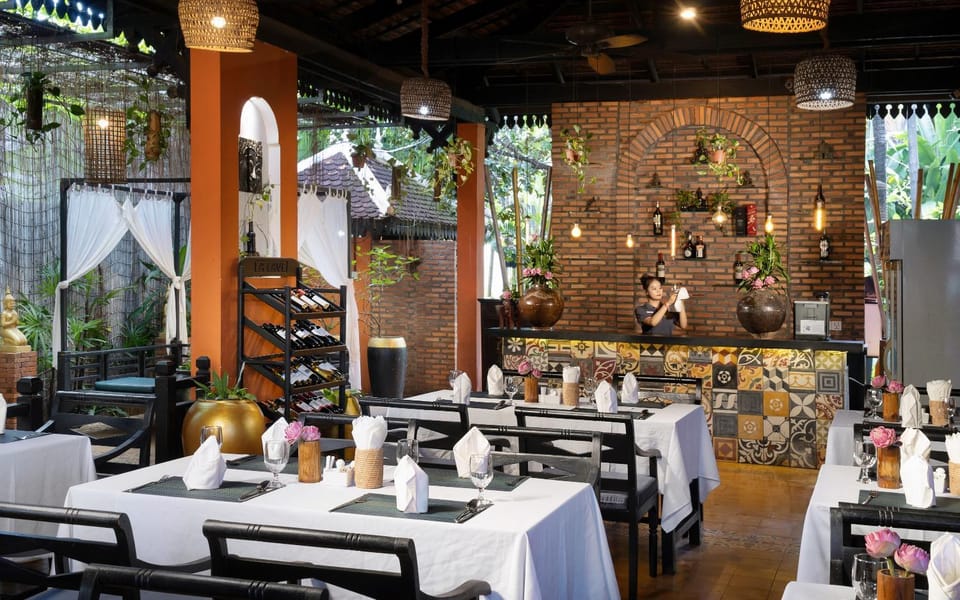Staff, Restaurant/places to eat, Restaurant/places to eat, Seating area