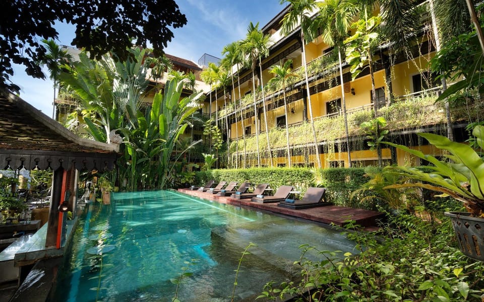Property building, Day, Natural landscape, Garden, Pool view, Area and facilities, Swimming pool, Swimming pool, sunbed