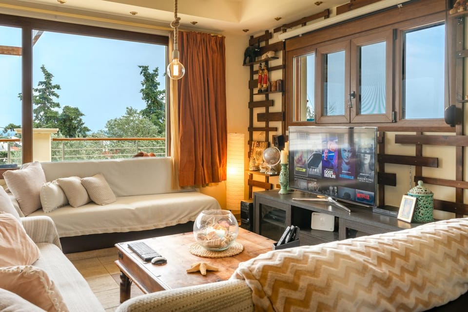 TV and multimedia, Living room, Decorative detail, Seating area