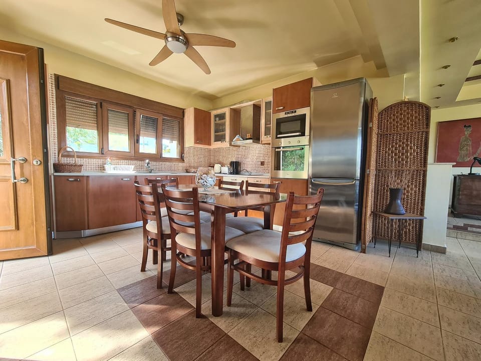 Kitchen or kitchenette, Dining area, fireplace, minibar, pet friendly, stove