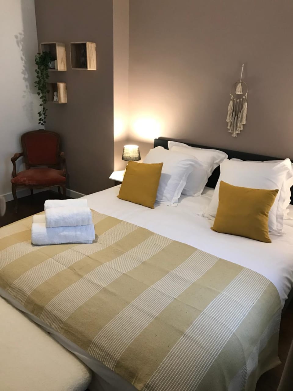 Bed, Photo of the whole room, Bedroom