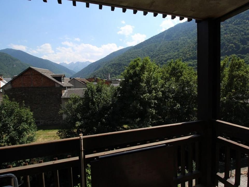 Luchon - T2 avec balcon, animaux admis, parking - FR-1-313-146 Apartment in Catalonia