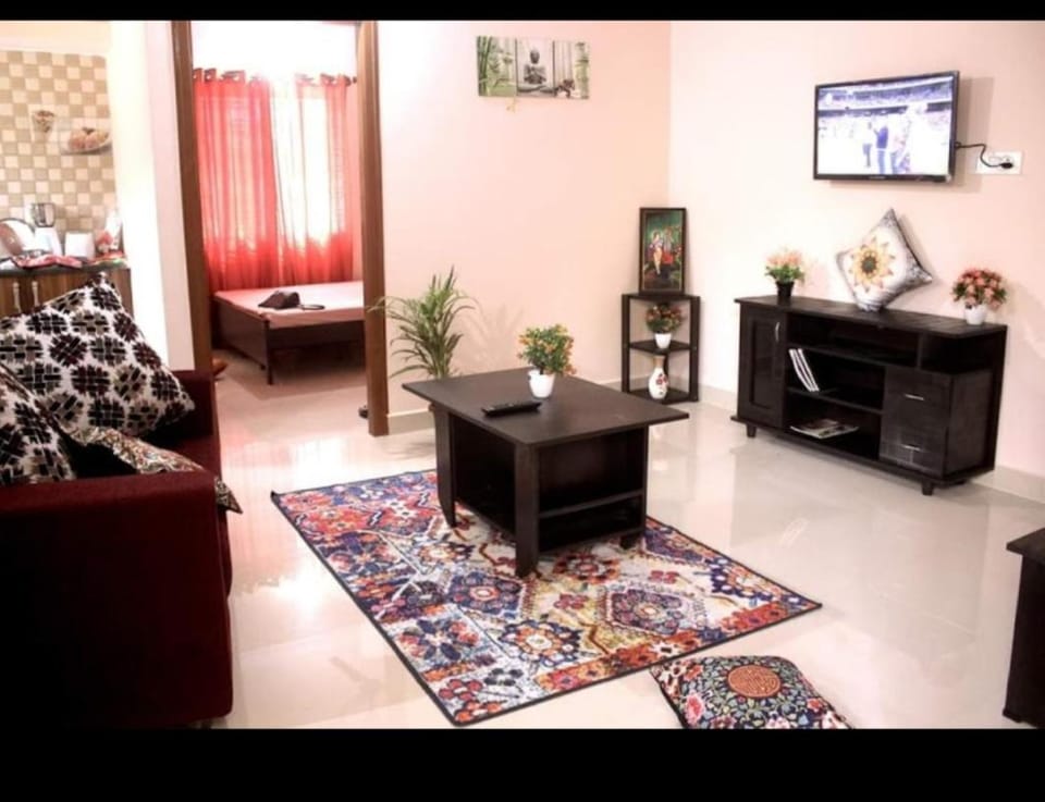 Bed, TV and multimedia, Living room, Evening entertainment