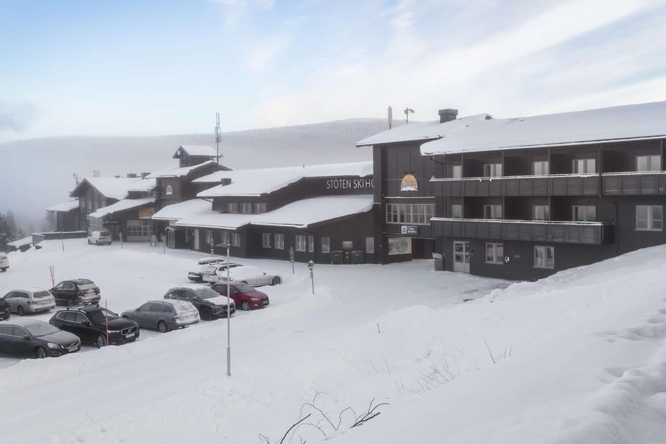 Property building, Day, Natural landscape, Winter, Mountain view, Parking