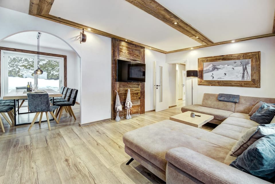 Communal lounge/ TV room, TV and multimedia, Living room, Seating area, Dining area, Evening entertainment