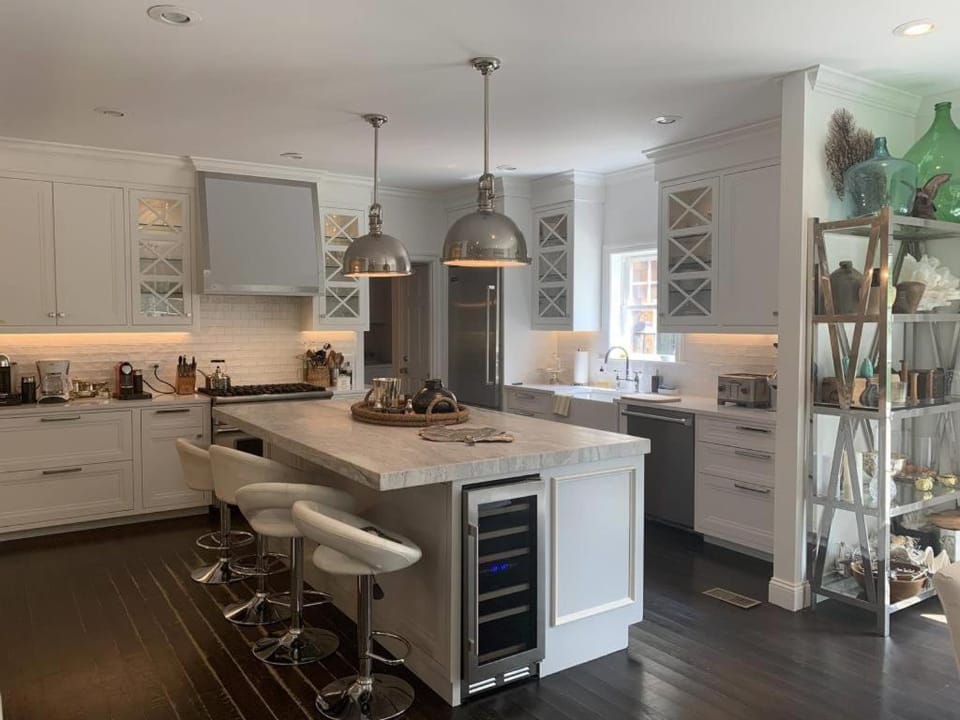 Kitchen or kitchenette, minibar