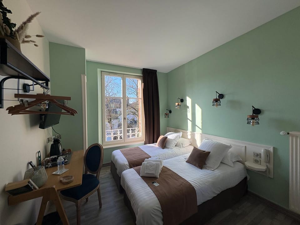 Logis Hôtel- Restaurant Le Relais Guillaume de Normandy-PARKING GRATUIT--VUE BAIE TERRASSE-CALME-BORNES ELECTRIQUE-LOCAL VELOS SÉCURISÉ Hotel in Hauts-de-France