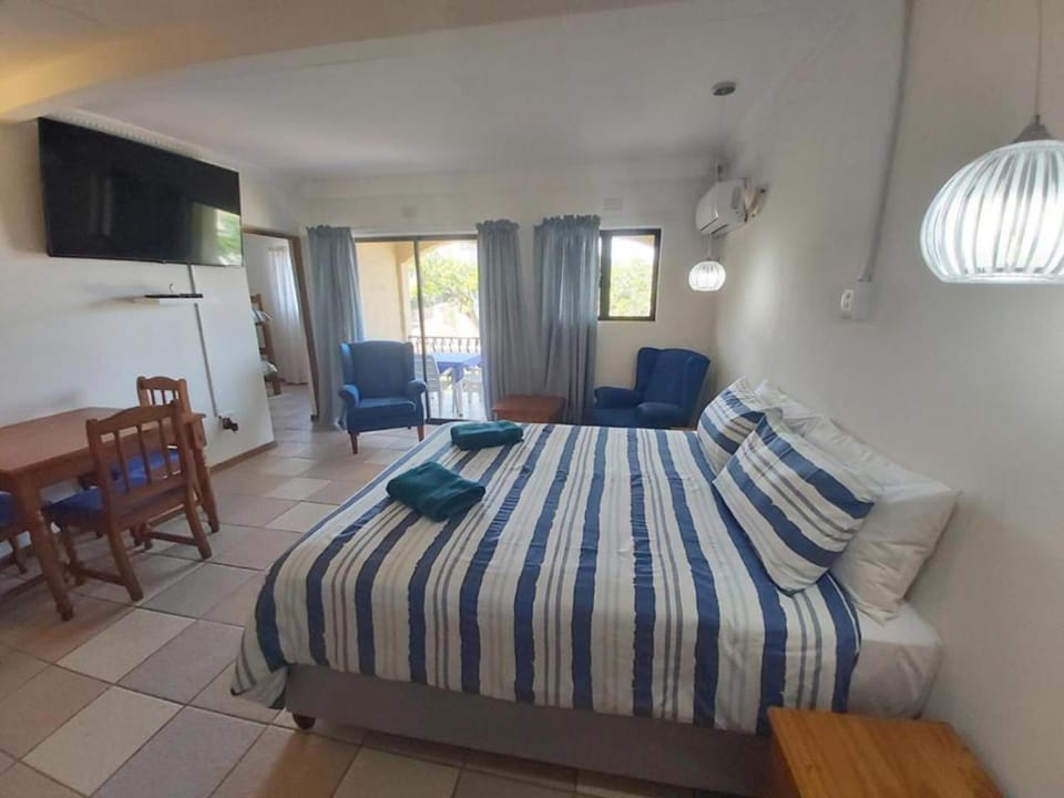 Bed, TV and multimedia, Bedroom