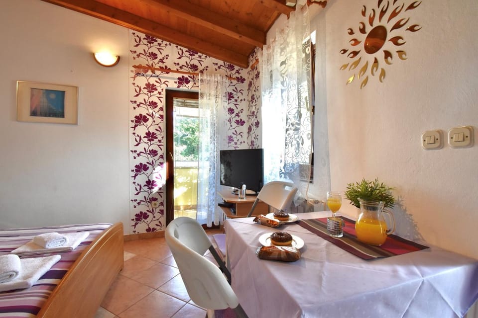 Cosy Medulin apartments with terrace Bed and Breakfast in Premantura