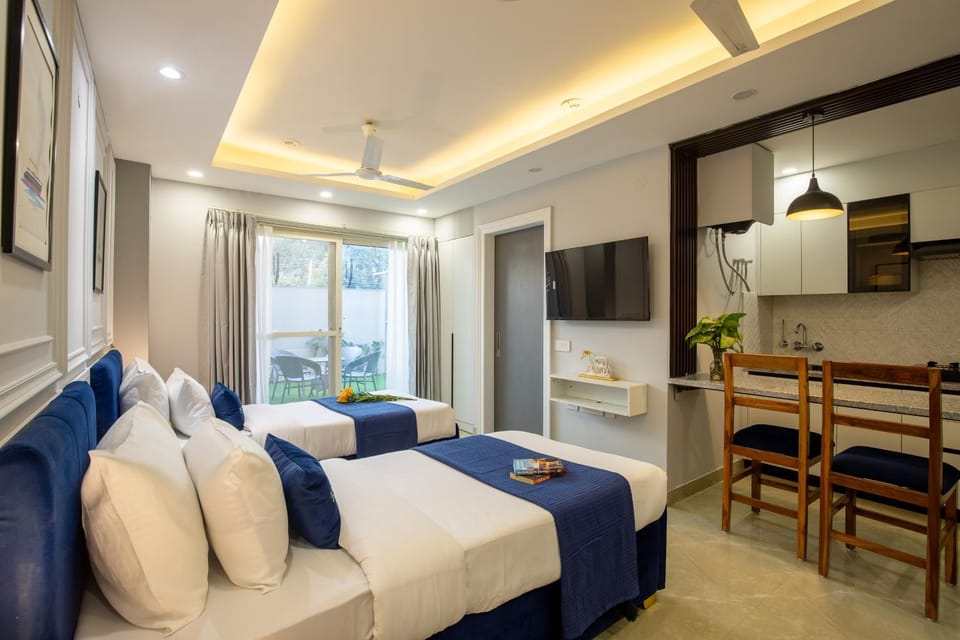 Bed, TV and multimedia, Living room, Photo of the whole room, Seating area, Bedroom